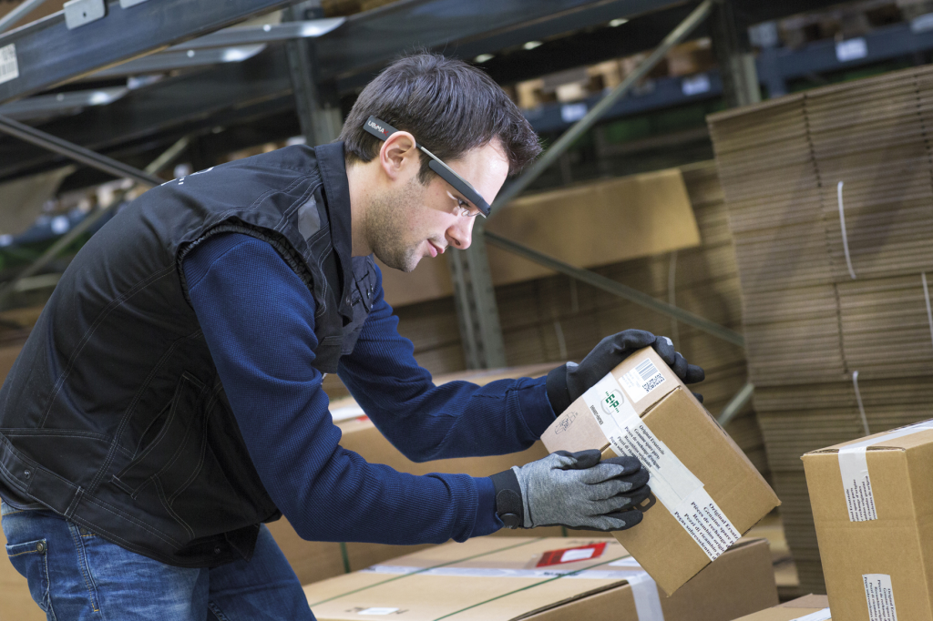 Beide-Haende-frei-zum-Kommissionieren-dank-innovativer-Wearable-Computing-Technologie-von-Ubimax-1024x682 Ubimax startet Kooperation mit Ehrhardt + Partner