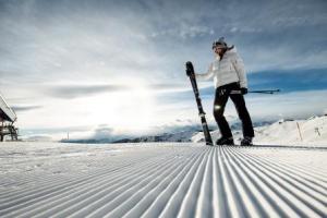#homeofsports - das Aktiv-Hotel Salzburger Hof Leogang - Winterstart im neuen Skicircus Saalbach Hinterglemm Leogang Fieberbrunn Salzburger-Hof_Ski_Pose-300x200 #homeofsports - das Aktiv-Hotel Salzburger Hof Leogang - Winterstart im neuen Skicircus Saalbach Hinterglemm Leogang Fieberbrunn