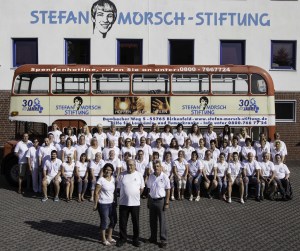 MED_Gruppenfotos_22.07.2015_DESMS-2-300x251 2016: Hilfe für Leukämie- und Tumorkranke wird 30 Jahre alt