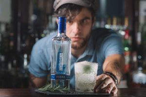 The Next Generation of Barkeepers: Junge Bartender kreieren Drinks mit neuem Premiumvodka New-Amsterdam-Vodka_Square-Bar_David-Rippen-mit-Drink_by-Lisa-Lübbers-300x200 The Next Generation of Barkeepers: Junge Bartender kreieren Drinks mit neuem Premiumvodka