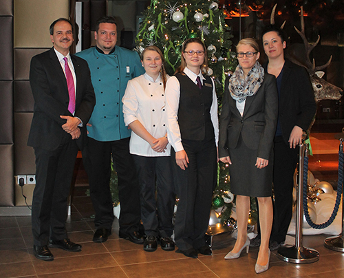Doppelerfolg beim AccorHotels Azubi Award: Ein erster und ein dritter Platz für das Novotel München Airport Novotel_M_Airport_Finalisten_Ausbilder_300kb Doppelerfolg beim AccorHotels Azubi Award: Ein erster und ein dritter Platz für das Novotel München Airport