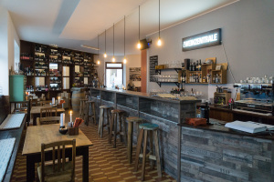 Die ersten 100 Tage sind schon voll: Weinzentrale Dresden blickt zurück Weinzentrale_Innen_quer-300x200 Die ersten 100 Tage sind schon voll: Weinzentrale Dresden blickt zurück