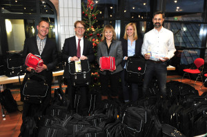 Spende der Stadtsparkasse München an den H-TEAM e.V. für minderjährige Flüchtlinge packen1-300x199 Spende der Stadtsparkasse München an den H-TEAM e.V. für minderjährige Flüchtlinge
