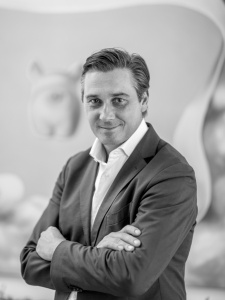 Digitaler Wandel im Handel: jumptomorrow launcht Software-Standard für den digitalen POS 5bc339a14b-225x300 Digitaler Wandel im Handel: jumptomorrow launcht Software-Standard für den digitalen POS