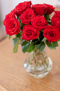BloomPost-rote-Rosen-200x300 Die Gründe des Preisanstiegs von roten Rosen zum Valentinstag