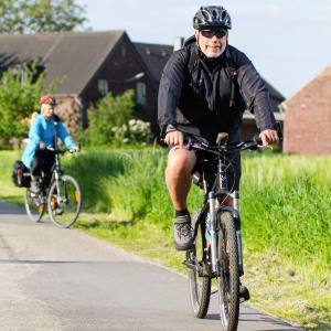 Fahrradfahrer-300x300 Schifffahrt & Radeln rund um Elbe & Co.