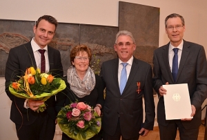 Johannes-Röhr_Bundesverdienstkreuz_klein-300x203 Bundesverdienstkreuz für AMÖ-Vizepräsident Johannes Röhr