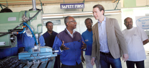 Außenminister Kurz besucht Hilfsorganisation MfM in Äthiopien pressemitteilung-aussenminister-kurz-aethiopien-hilfe-hunger-MG_0125-300x138 Außenminister Kurz besucht Hilfsorganisation MfM in Äthiopien