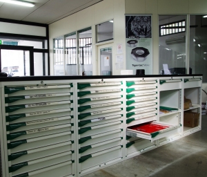 FAMI_Lagersysteme_Eisenwaren_UMG_inar_2-300x256 MASTER Schubladenschrank: Der italienische Wiederverkäufer von FAMI industriellen Ausrüstungen U.M.G. Srl wählt die Top-Einrichtungslösung