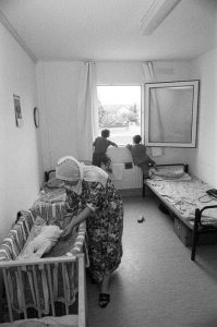 AsylbewerberWiki-199x300 Caritas alarmiert: Kaum Sozialhilfe für EU-Ausländer - Rechte beschnitten