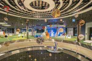 Galaxy-of-Balls-im-Fifa-Museum_web-300x199 ADUNIC übernahm Verantwortung als Generalunternehmer im neuen FIFA World Football Museum in Zürich 