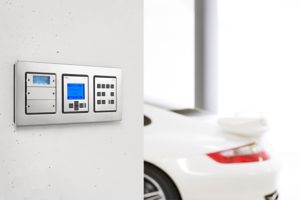 Gira_Auto-vs-Haus_small-300x200 Clevere Helfer für die eigenen vier Wände