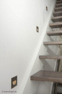 Geradlinig, aber mit Schwung: Individuelle Treppe aus Eschenholz und Edelstahl prägt das Raumkonzept LED-Lampen-Edelstahl-Treppe_PM-05-2016_IMG_0027_1000er-200x300 Geradlinig, aber mit Schwung: Individuelle Treppe aus Eschenholz und Edelstahl prägt das Raumkonzept