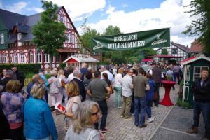 Landpartie-2016_Eingang_web-300x200 Henssler, Lichter & Co. auf dem Hofgut Dagobertshausen