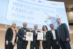 Sonderpreis_Vaeterfreundliche_Personalpolitik_FingerHaus_GmbH_mit_Bmin_Manuela_Schwesig_und_Dirk_Palige-300x200 FingerHaus ist Deutschlands familienfreundlichstes Unternehmen in der Kategorie „Väterfreundliche Personalpolitik“