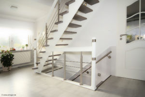 Geradlinig, aber mit Schwung: Individuelle Treppe aus Eschenholz und Edelstahl prägt das Raumkonzept Wangentreppe-Esche-Edelstahl_PM-05-2016_IMG_0008_1000er-300x200 Geradlinig, aber mit Schwung: Individuelle Treppe aus Eschenholz und Edelstahl prägt das Raumkonzept