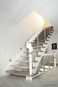 Geradlinig, aber mit Schwung: Individuelle Treppe aus Eschenholz und Edelstahl prägt das Raumkonzept Wangentreppe-Esche-weiss-lasiert_PM-05-2016_IMG_0002_1000er-200x300 Geradlinig, aber mit Schwung: Individuelle Treppe aus Eschenholz und Edelstahl prägt das Raumkonzept