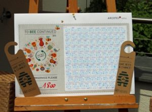 ARCOTEL-Hotels_Give-Bees-A-Chance-Aktion_Bienenstempelplakat-Türhänger_wk-300x222 ARCOTEL Hotels unterstützt mit 17.000 Euro Bienenprojekte