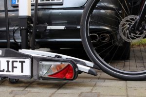 Bike-Lift-Anw1-300x200 Mit dem Fahrrad auf Reisen: Trägersysteme von Rameder sorgen für die perfekten Transport