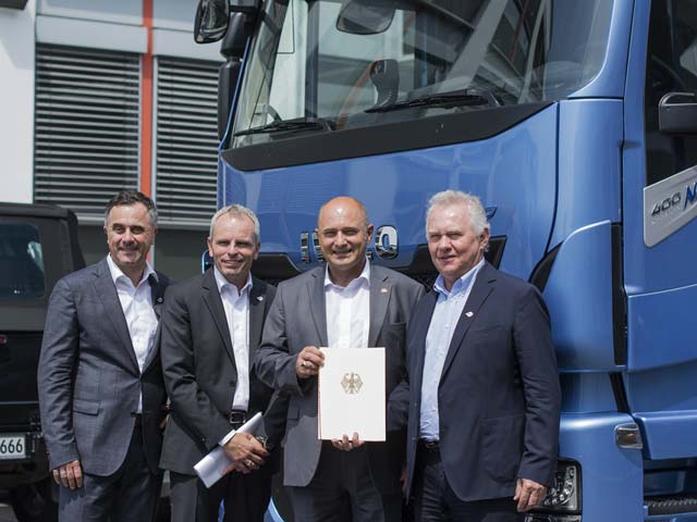Alternative Antriebskonzepte: Mit neuen Flüssigerdgas-Lkw fit für die Zukunft – Meyer Logistik erhält Förderung des Bundesministeriums für Verkehr und digitale Infrastruktur Uebergabe_Zuwendungsbescheid_Meyer_Logistik_640 Alternative Antriebskonzepte: Mit neuen Flüssigerdgas-Lkw fit für die Zukunft – Meyer Logistik erhält Förderung des Bundesministeriums für Verkehr und digitale Infrastruktur