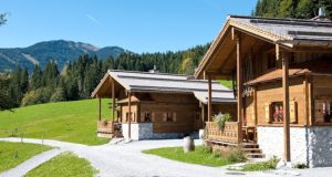 01-Außenansicht-Teaserbild-900X444-300x160 Proneben Gut im Salzburger Land: Kuscheln erwünscht