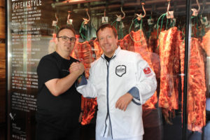 Fleisch unter einem guten Stern: Dirk Ludwig und Heiko Brath entwickeln das Muh(n)-to-Muh(n)-Aging Der-Ludwig_Muhn-to-Muhn-Aging_Übergabe-300x200 Fleisch unter einem guten Stern: Dirk Ludwig und Heiko Brath entwickeln das Muh(n)-to-Muh(n)-Aging