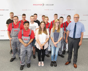 Investition in die Zukunft: Auszubildende und Studierende starten bei Pfeiffer Vacuum Pfeiffer_Vacuum-Ausbildung_2016_1000px-300x243 Investition in die Zukunft: Auszubildende und Studierende starten bei Pfeiffer Vacuum