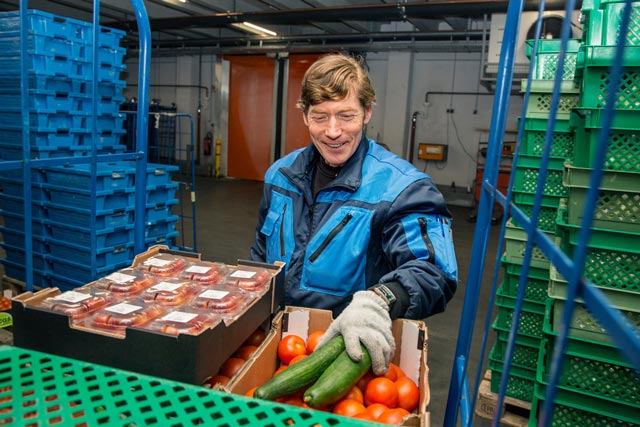 Temperaturgeführte Transporte: QSL baut Fernverkehr weiter aus – Frischelogistiker zieht nach einem Jahr positive Bilanz QSL-Mitarbeiter-bereiten-die-frische-Ware-fuer-die-Lieferung-in-die-Restaurants-vor_640 Temperaturgeführte Transporte: QSL baut Fernverkehr weiter aus – Frischelogistiker zieht nach einem Jahr positive Bilanz
