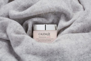 SOFT SKILLS: CAUDALIES NEUE RESVERATROL LIFT KASCHMIR CREME Caudalie-RVLift_Cachemire-Creme-schal-300x200 SOFT SKILLS: CAUDALIES NEUE RESVERATROL LIFT KASCHMIR CREME