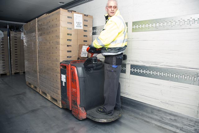Entladen-frischer-Lebensmittel-im-QSL-Lager_640 Logistik für Systemgastronomie: QSL wächst weiter in Osteuropa – Frischelogistiker versorgt ungarische Systemgastronomie