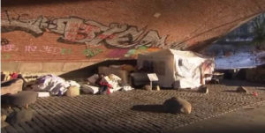 Obdachlose-fussgaengertunnel-300x151 Hamburg: Stadt lässt räumen - Obdachlose verlieren Schlafplatz im Fußgängertunnel