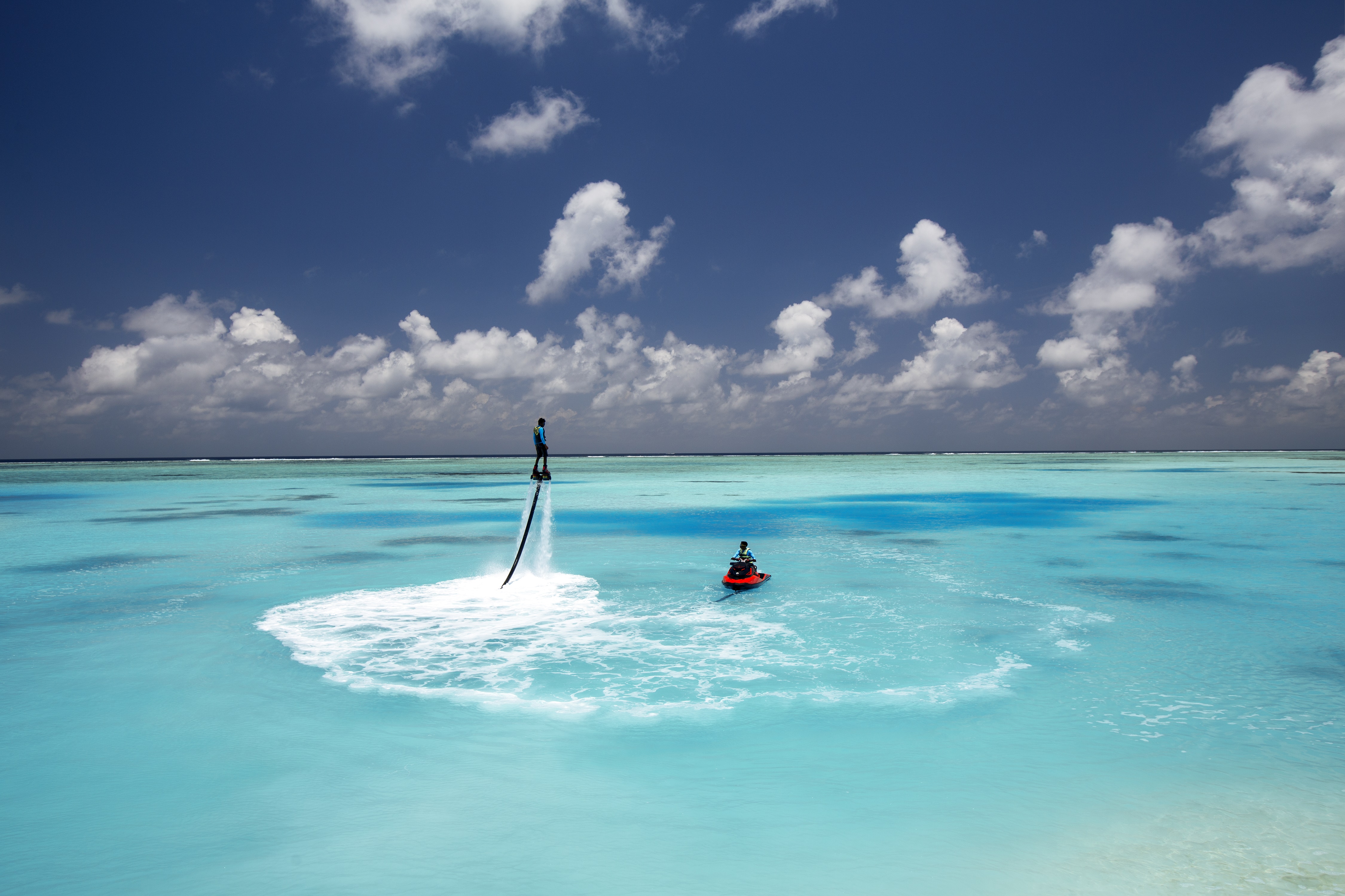 Watersports-Flyboarding-in-Lagoon-OZEN-by-Atmosphere OZEN: Adrenalin und Abenteuer auf den Malediven