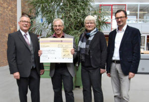 Pfeiffer Vacuum unterstützt junge Forscher Zyklotron_Scheck_1000px-300x206 Pfeiffer Vacuum unterstützt junge Forscher