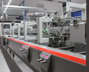 kip-faltschachtelklebemaschine_2-300x245 Graphische Betriebe Kip installiert neue Faltschachtelklebemaschine