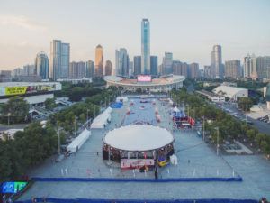 Magic Sky für die 3x3 World Championships in Guangzhou 3×3 Basketball ist stark im Trend und für die Zukunft sogar ein Anwärter auf die Anerkennung als olympische Disziplin. Es handelt sich dabei um eine schnelle und dynamische Variante von Basketball, bei der zwei Mannschaften mit jeweils drei Spielern gegeneinander auf einen Korb spielen. Für dieses ursprüngliche Street Basketball hat der internationale Basketballverband FIBA mittlerweile eine eigene Internetplattform www.3x3planet.com veröffentlicht, es gibt ein einheitliches FIBA-Regelwerk, große Turniere, offizielle Weltmeisterschaften und eine World Tour. Das große Ziel und die Perspektive von 3×3 Basketball sind die Olympischen Spiele. Der DBB Deutscher Basketball Bund unterstützt ebenfalls den 3×3-Trend, beispielsweise gibt es seit 2013 jährlich die DBB 3×3 Open. In Guangzhou/China fand im Spätherbst die dritte Auflage der FIBA 3x3 Weltmeisterschaft für Nationalteams statt. Mit deutscher Unterstützung: Magic Sky sorgte als Partner des internationale Basketballverbandes bei den FIBA 3x3 World Championships für die Überdachung des Spielfeldes und der Zuschauertribünen mit einem Schirmdach. Zum Einsatz kam ein Magic Sky mit 36 Meter Durchmesser. Die Schirmsysteme von Magic Sky bieten Schutz vor Witterungseinflüssen, sind verwandlungsfähig, flexibel beim Aufbau und punkten mit schnellen Auf- und Abbauzeiten. Sie lassen sich auch als Projektionsflächen und Gestaltungsmittel nutzen. Langzeiteinsätze sind ebenfalls möglich. Bildunterschrift: Magic Sky FIBA 3x3 Weltmeisterschaft im chinesischen Guangzhou (Foto: Magic Sky, frei zur Veröffentlichung bei Namensnennung) Magic Sky® GmbH Magic Sky Schirmsysteme werden erfolgreich für Public-, Corporate- und PR-Veranstaltungen eingesetzt. Sie schützen vor Wettereinflüssen, sind praxisbewährt und mehrfach TÜV-geprüft. Verschiedene Aufbauvarianten – mit einem Tower oder einem Traversenring – für unterschiedliche Anforderungen machen das System flexibel. Im Aufbau punkten die Schirme durch ihre kurzen Aufbauzeiten, ihr geringes Gewicht und das kleine Packmaß. Kein anderes System überdacht in fünf Stunden 700 Quadratmeter. Referenzen: Live Earth Konzert, BMW-Welt, Deutsche Post AG, Tour de Ländle, Neue Messe Stuttgart, SWR3 Seefest. Magic Sky® GmbH Grombacher Straße 70 D-75045 Walzbachtal Tel.: +49 (0) 7203 - 50 20 60 Fax: +49 (0) 7203 - 50 20 69 Ansprechpartner: Torsten Hagedorn eMail: info@magic-sky.de Web: www.magic-sky.de 3x3-World-Championshipsweb-300x225 Magic Sky für die 3x3 World Championships in Guangzhou 3×3 Basketball ist stark im Trend und für die Zukunft sogar ein Anwärter auf die Anerkennung als olympische Disziplin. Es handelt sich dabei um eine schnelle und dynamische Variante von Basketball, bei der zwei Mannschaften mit jeweils drei Spielern gegeneinander auf einen Korb spielen. Für dieses ursprüngliche Street Basketball hat der internationale Basketballverband FIBA mittlerweile eine eigene Internetplattform www.3x3planet.com veröffentlicht, es gibt ein einheitliches FIBA-Regelwerk, große Turniere, offizielle Weltmeisterschaften und eine World Tour. Das große Ziel und die Perspektive von 3×3 Basketball sind die Olympischen Spiele. Der DBB Deutscher Basketball Bund unterstützt ebenfalls den 3×3-Trend, beispielsweise gibt es seit 2013 jährlich die DBB 3×3 Open. In Guangzhou/China fand im Spätherbst die dritte Auflage der FIBA 3x3 Weltmeisterschaft für Nationalteams statt. Mit deutscher Unterstützung: Magic Sky sorgte als Partner des internationale Basketballverbandes bei den FIBA 3x3 World Championships für die Überdachung des Spielfeldes und der Zuschauertribünen mit einem Schirmdach. Zum Einsatz kam ein Magic Sky mit 36 Meter Durchmesser. Die Schirmsysteme von Magic Sky bieten Schutz vor Witterungseinflüssen, sind verwandlungsfähig, flexibel beim Aufbau und punkten mit schnellen Auf- und Abbauzeiten. Sie lassen sich auch als Projektionsflächen und Gestaltungsmittel nutzen. Langzeiteinsätze sind ebenfalls möglich. Bildunterschrift: Magic Sky FIBA 3x3 Weltmeisterschaft im chinesischen Guangzhou (Foto: Magic Sky, frei zur Veröffentlichung bei Namensnennung) Magic Sky® GmbH Magic Sky Schirmsysteme werden erfolgreich für Public-, Corporate- und PR-Veranstaltungen eingesetzt. Sie schützen vor Wettereinflüssen, sind praxisbewährt und mehrfach TÜV-geprüft. Verschiedene Aufbauvarianten – mit einem Tower oder einem Traversenring – für unterschiedliche Anforderungen machen das System flexibel. Im Aufbau punkten die Schirme durch ihre kurzen Aufbauzeiten, ihr geringes Gewicht und das kleine Packmaß. Kein anderes System überdacht in fünf Stunden 700 Quadratmeter. Referenzen: Live Earth Konzert, BMW-Welt, Deutsche Post AG, Tour de Ländle, Neue Messe Stuttgart, SWR3 Seefest. Magic Sky® GmbH Grombacher Straße 70 D-75045 Walzbachtal Tel.: +49 (0) 7203 - 50 20 60 Fax: +49 (0) 7203 - 50 20 69 Ansprechpartner: Torsten Hagedorn eMail: info@magic-sky.de Web: www.magic-sky.de