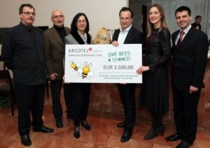 Bienenscheckübergabe_Pressefoto2-wk-300x212 ARCOTEL Hotels spendet EUR 3.500 an kroatische Bienenorganisation