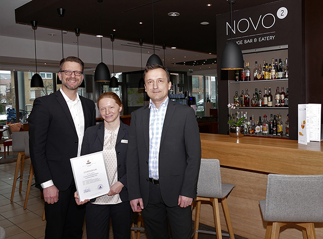 Foto_Stipendium_300kb Katja Ihle vom Novotel Erlangen erhält Teekanne-Stipendium