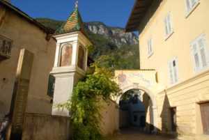 Jubiläum im Weingut Alois Lageder: Die Summa feiert 20. Geburtstag Tòr-Löwengang_Gianni-Bodini-300x201 Jubiläum im Weingut Alois Lageder: Die Summa feiert 20. Geburtstag
