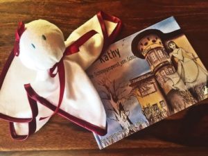 KathyKuschelgespenst-300x225 Kathy, das freche Schlossgespenst, Hardcover mit "Kathys Kuschelgespenst"
