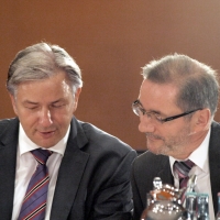 Wowereit und Platzeck mit 30 Millionen Euro versichert dts_image_4730_rdgqdpbdmf Wowereit und Platzeck mit 30 Millionen Euro versichert