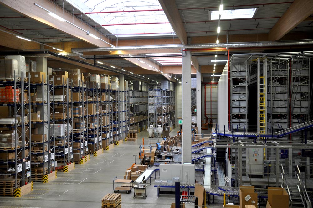Vollautomatisiertes Kleineteilelager: Die termintreue Belieferung von Kunden wird auch durch neue Logistiktechnologien unterstützt. 210 Meter automatische Fördertechnik sorgen für einen Wareneingang von 185 Behältern pro Stunde und machen einzelne der maximal 22.000 Behälter in 90 Sekunden verfügbar.  
