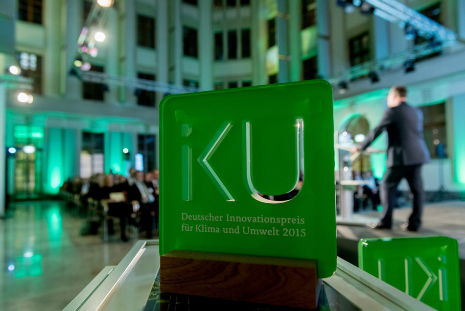 Pokal des Innovationspreises Klima und Umwelt 2015. Preisverleihung in Berlin.