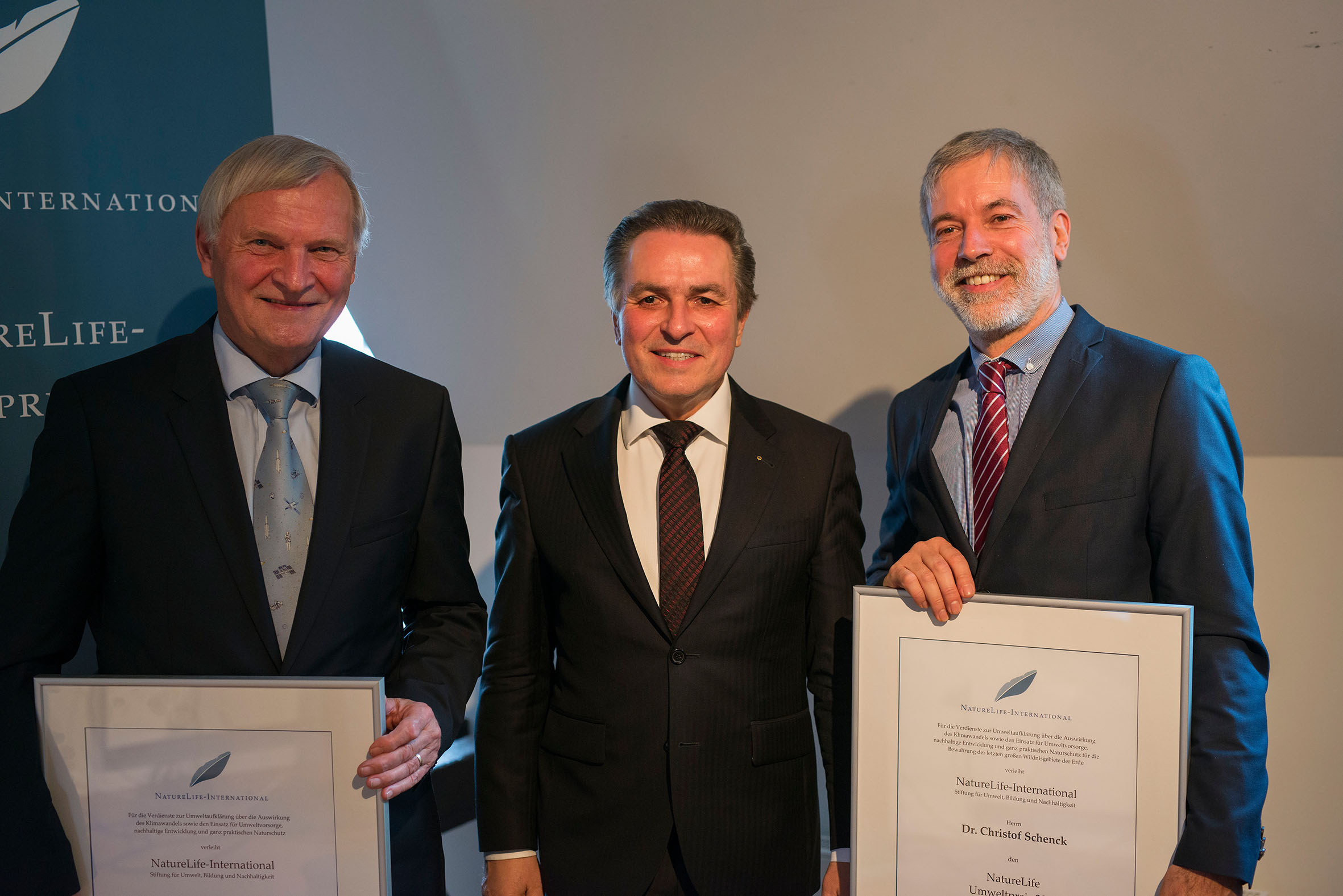 ZGF-Geschäftsführer Dr. Christof Schenck (rechts im Bild) wurde mit dem NatureLife-International Umweltpreis ausgezeichnet © Daniel Rosengren