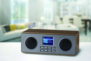 Moderne Technik klassisch schön: Stereo-Digitalradio Albrecht DR 880 in edlem Holzgehäuse 27880_AE_Radio_Living_Room-800x533-300x200 Moderne Technik klassisch schön: Stereo-Digitalradio Albrecht DR 880 in edlem Holzgehäuse