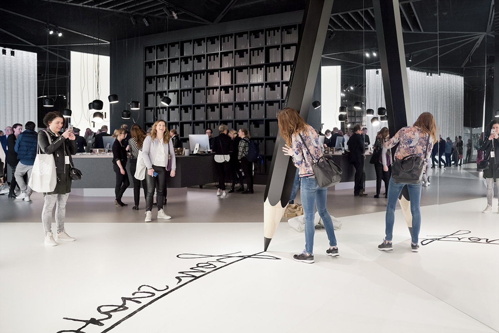 Besucher auf dem Stand der D'art Design gruppe auf der Düsseldorfer Handelsleitmesse EuroShop 2017.