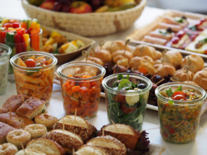 <b>Business-Catering-Portal LEMONCAT erhält mit förderbar mehr als 1 Million Euro an Fördermitteln</b> Lunch_©_lemoncat_Web-300x225 <b>Business-Catering-Portal LEMONCAT erhält mit förderbar mehr als 1 Million Euro an Fördermitteln</b>