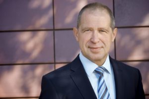 Manfred-Lippert-8515-k-300x200 FOCUS-SPEZIAL „Gehalt & Karriere“ 2017: LIPPERT Personalberatung ist zum zweiten mal in Folge  „Top-Personaldienstleister“!