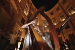 Harfenistin-@-Ferrara-Buskers-Festival-300x200 Musik wo man geht und steht in Ferrara und Comacchio - 30. “Ferrara Buskers Festival”