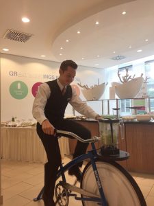 3.-AccorHotels-Gesundheitstag_Mitarbeiter-auf-dem-Smoothie-Bike_kl-225x300 3. AccorHotels Gesundheitstag in Hamburg
