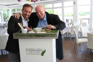 Volltreffer für kulinarisches Konzept von KAISERSCHOTE bei der Charity-Gala von Fußballprofi Toni Kroos im Kölner Palladium Probe-Catering-André-Karpinski-und-Reiner-Calmund_web-300x200 Volltreffer für kulinarisches Konzept von KAISERSCHOTE bei der Charity-Gala von Fußballprofi Toni Kroos im Kölner Palladium